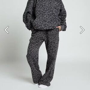 Comfrt Minimalist Straight Leg Sweatpants